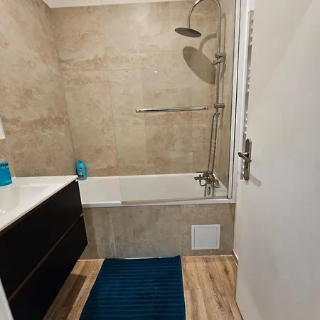 Dans Centre De 15 Min A Pieds De La Gare Проживание в семье